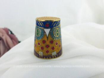 Ancien dé en laiton avec un dessin original de hiboux ou chouette en émail cloisonné sur fond bleu marine.