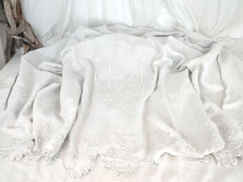 Sur 200 x 320 cm, voici un magnifique ancien drap en coton de lin avec une superbe et large bordure toutes en vagues décorées de broderies  avec les larges monogrammes GB ou CB  placés au centre du revers. Pièce unique.
