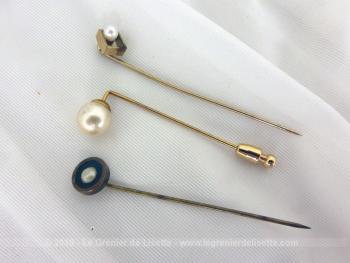 Lot 3 anciennes épingles à cravates métal doré de 6 cm de long en moyenne chacune, toutes différentes et originales mais avec en décoration une perle nacrée.
