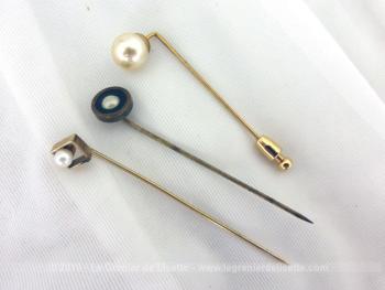 Lot 3 anciennes épingles à cravates métal doré de 6 cm de long en moyenne chacune, toutes différentes et originales mais avec en décoration une perle nacrée.