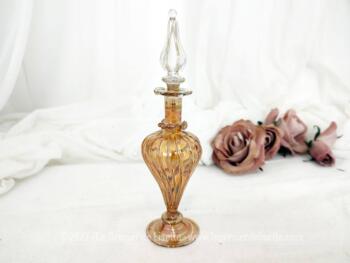 Sur 16.5 x 5 cm, voici une adorable fiole en verre soufflé décorée de grandes stries verticales dorées en relief ainsi que sur son bouchon .