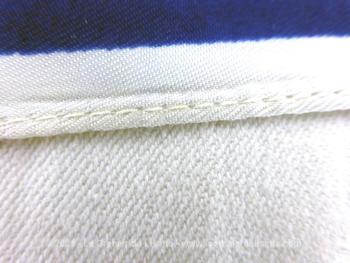Sur 65 x 65 cm, voici un adorable foulard en tissus soyeux, aérien, en polyester,  avec des pois bleu marine sur un fond blanc légèrement cassé.