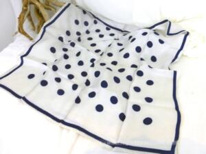 Coupon foulard tissus soyeux pois marine sur fond blanc