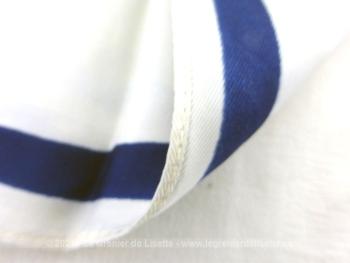 Sur 65 x 65 cm, voici un adorable foulard en tissus soyeux, aérien, en polyester,  avec des pois bleu marine sur un fond blanc légèrement cassé.