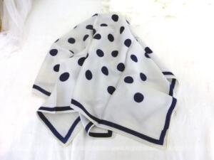 Coupon foulard tissus soyeux pois marine sur fond blanc