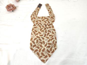 Fait main, voici un ancien foulard/cravate cousu façon Ascot en tissus polyester de 35 cm de long avec scratch aux extrémités. Pièce unique.