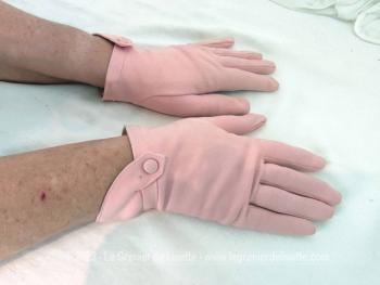 Voici en taille 6.5 / 7,  une paire de gants vintage en faux daim rose pastel légèrement extensible avec un poignet très original en pointe avec un rabat et un bouton. Pour des mains élégantes et vintages.