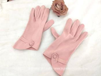 Voici en taille 6.5 / 7,  une paire de gants vintage en faux daim rose pastel légèrement extensible avec un poignet très original en pointe avec un rabat et un bouton. Pour des mains élégantes et vintages.