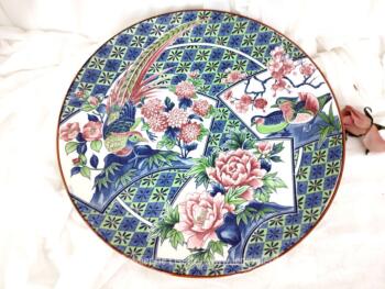 Voici un superbe grand plat de service rond, dans le style japonnais rose et bleu, sans signature et décoré d'un faisan, de bouquets de fleurs et d'oiseaux, tendance shabby!