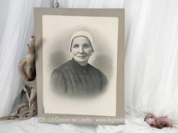 Voici une ancienne et grande photo d'une femme d'un certain âge portant une petite coiffe, émouvante photo vestige d'un ancien cadre. Libre de droit et pièce unique.