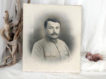 Datant de la période de la période de la guerre 14-18, voici une ancienne et grande photo montrant un portrait de soldat en uniforme, vestige d'un ancien cadre. Libre de droit et pièce unique.