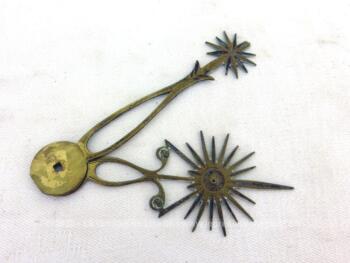 Un jeu d'anciennes aiguilles de pendule comtoise en laiton de 9.5 cm pour une et 9 cm pour l'autre dont il manque la pointe avec pour décor, la forme d'un soleil.