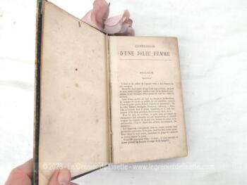 Sur 17 x 11.5 x 2.5 cm, voici un ancien livre au titre de "Confession d'une Jolie Femme" par Eugene Moret sur 311 pages et daté 1880. Toute une histoire !!!!