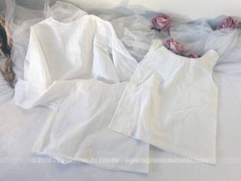 Voici un trio d'anciennes brassières pour bébé avec broderies réalisées dans du beau linon tout doux, toutes différentes et fait main.