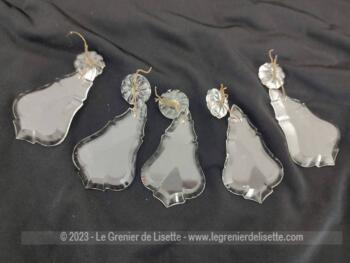 Voici un lot de 5 pampilles en  verre en forme de feuille et ses 5 petites pampilles rondes en forme de fleurs assorties.