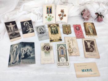 Voici un lot de 15 anciennes images pieuses années dont une de 1906, un en métal, deux avec des fleurs séchées de Nazareth, une en tissus et d'autres avec des prières. Précieuses images....