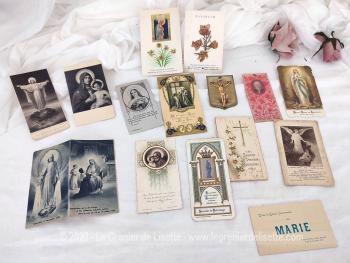 Voici un lot de 15 anciennes images pieuses années dont une de 1906, un en métal, deux avec des fleurs séchées de Nazareth, une en tissus et d'autres avec des prières. Précieuses images....