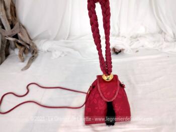 Originale, voici une belle minaudière en tissus soyeux japonisant avec fermoir à clip aimanté, décorée d'un pompon noir avec anse à main en fil tressés et anse épaule en cordon. Idéal comme petit sac de soirée à main.