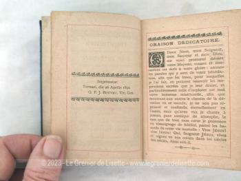 Voici un ancien petit livre religieux "Introduction à la Vie Dévote" par St François de Salles, de la taille d'un missel, daté de 1892 avec la tranche dorée et un message écrit à la plume sur la page de garde.