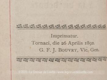 Voici un ancien petit livre religieux "Introduction à la Vie Dévote" par St François de Salles, de la taille d'un missel, daté de 1892 avec la tranche dorée et un message écrit à la plume sur la page de garde.