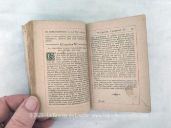 Voici un ancien petit livre religieux "Introduction à la Vie Dévote" par St François de Salles, de la taille d'un missel, daté de 1892 avec la tranche dorée et un message écrit à la plume sur la page de garde.