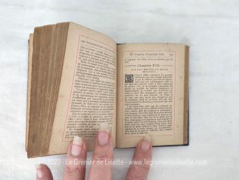 Voici un ancien petit livre religieux "Introduction à la Vie Dévote" par St François de Salles, de la taille d'un missel, daté de 1892 avec la tranche dorée et un message écrit à la plume sur la page de garde.