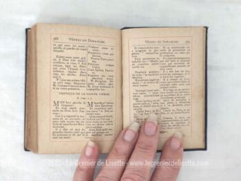 Voici un ancien petit livre religieux "Introduction à la Vie Dévote" par St François de Salles, de la taille d'un missel, daté de 1892 avec la tranche dorée et un message écrit à la plume sur la page de garde.