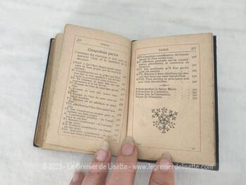 Voici un ancien petit livre religieux "Introduction à la Vie Dévote" par St François de Salles, de la taille d'un missel, daté de 1892 avec la tranche dorée et un message écrit à la plume sur la page de garde.