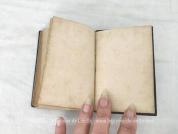 Voici un ancien petit livre religieux 