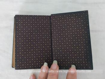 Voici un ancien petit livre religieux 