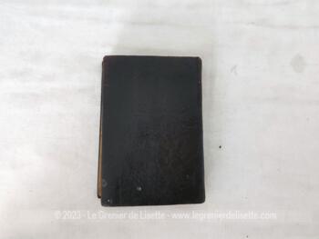 Voici un ancien petit livre religieux 