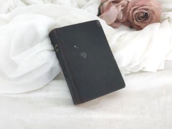 Voici un ancien petit livre religieux 