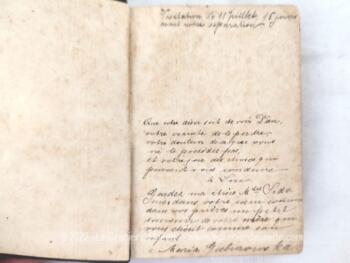 Voici un ancien petit livre religieux "Introduction à la Vie Dévote" par St François de Salles, de la taille d'un missel, daté de 1892 avec la tranche dorée et un message écrit à la plume sur la page de garde.