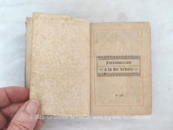 Voici un ancien petit livre religieux "Introduction à la Vie Dévote" par St François de Salles, de la taille d'un missel, daté de 1892 avec la tranche dorée et un message écrit à la plume sur la page de garde.