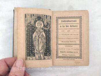 Voici un ancien petit livre religieux "Introduction à la Vie Dévote" par St François de Salles, de la taille d'un missel, daté de 1892 avec la tranche dorée et un message écrit à la plume sur la page de garde.