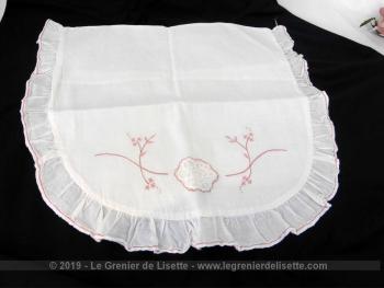 Voici une ancienne parure de berceau fait main, composée d'un drap et d'une taie d'oreiller arrondie  avec broderies roses et incrustation de dentelle.