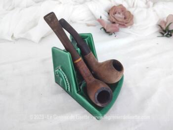 Datant des années 60/70, voici un ancien porte pipe en céramique verte décoré sur chaque coté, d'une tête de cheval. Il sera accompagné de 2 pipes.