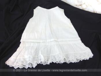 Voici une petite robe pour fillettes 4/5 ans je pense, datant des années 60 fait main en coton et dentelle.