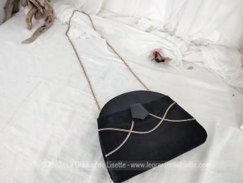 Belle forme vintage pour  ce beau sac en cuir noir et daim en forme de 1/2 lune, décoré de liserés mordorés avec une anse en chaine dorée.
