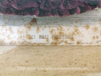 Vraiment vintage et rétro, voici un cadre vitrine de 27 x 34.5 cm et 5 cm de profondeur mettant en valeur une gravure de "Les Modes Parisiennes" avec en relief robes, bustier et chapeaux en tissus. Superbe !
