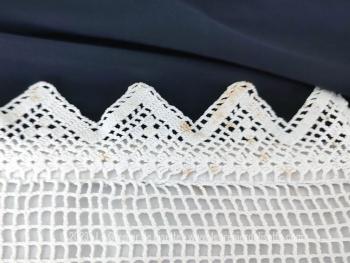 Voici une ancienne taie d'oreiller blanche réalisée au crochet en fil de coton épais avec couronne de dessins de fruits encerclant les monogramme FC  avec doublure coton.