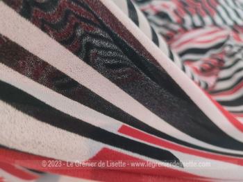 En rouge et noir, voici un coupon de 320 x 150 cm en tissus extensible un peu transparent avec une texture comme du crêpe avec pour motifs des rayures pour des formes géométriques dans la tendance des années 70 !
