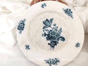 Voici un lot de trois petites assiettes Villeroy et Boch Mettlach aux décors de fleurs bleues. Datant du XIX°, elles portent les traces du temps passé mais que de charme et d'authenticité dans ces assiettes .