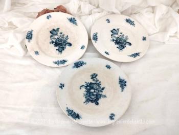 Voici un lot de trois petites assiettes Villeroy et Boch Mettlach aux décors de fleurs bleues. Datant du XIX°, elles portent les traces du temps passé mais que de charme et d'authenticité dans ces assiettes .