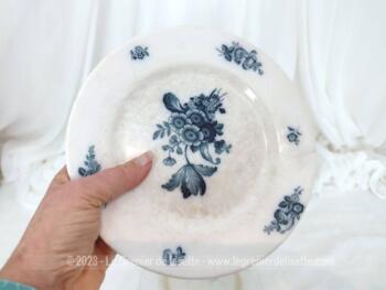 Voici un lot de trois petites assiettes Villeroy et Boch Mettlach aux décors de fleurs bleues. Datant du XIX°, elles portent les traces du temps passé mais que de charme et d'authenticité dans ces assiettes .