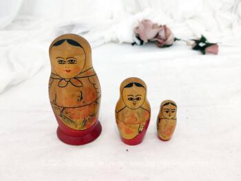 Voici un jeu de 3 poupées matriochkas avec encore leur étiquette d'origine en russe portant la date de 1973, leur origine et le prix. Elles vous attendent ! Superbes..... et toujours là !