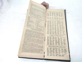 Voici un très ancien et grand agenda de bureau  utilisé par une boucherie de 14.5 x 34.5 x 1 cm pour l'année 1909 avec certaines pages annotées  à la main. UNIQUE !