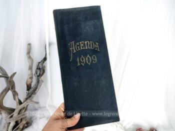 Voici un très ancien et grand agenda de bureau  utilisé par une boucherie de 14.5 x 34.5 x 1 cm pour l'année 1909 avec certaines pages annotées  à la main. UNIQUE !