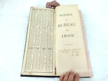 Voici un très ancien et grand agenda de bureau  utilisé par une boucherie de 14.5 x 34.5 x 1 cm pour l'année 1909 avec certaines pages annotées  à la main. UNIQUE !