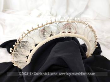 Superbe avec son air désuet et rétro, voici un ancien diadème de mariée réalisé avec des anneaux habillés de tulle et décoré de perles de cire et daterait des années 40/50.